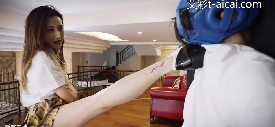 Giantess Domination: Domination par une fille de 176 cm, partie 4