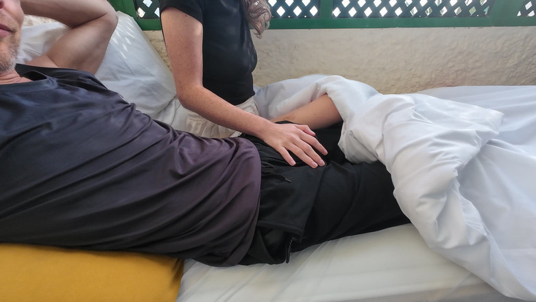 SkinnyWithAHugeDick: Trêu chọc con cu to của anh ấy trên ban công...