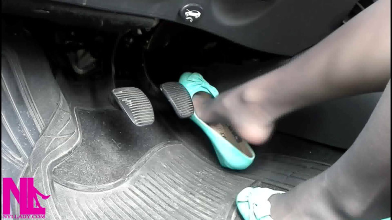 Nyllady: Ravvivando la mia auto in sexy ballerine rosse