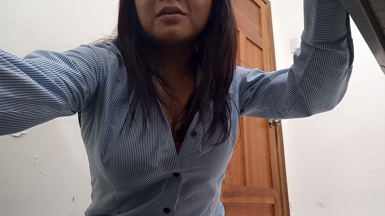 Martin13: सेक्रेटरी के पास नई नौकरी है और अब वह अपने ऑफिस से पोर्न बनाती है।