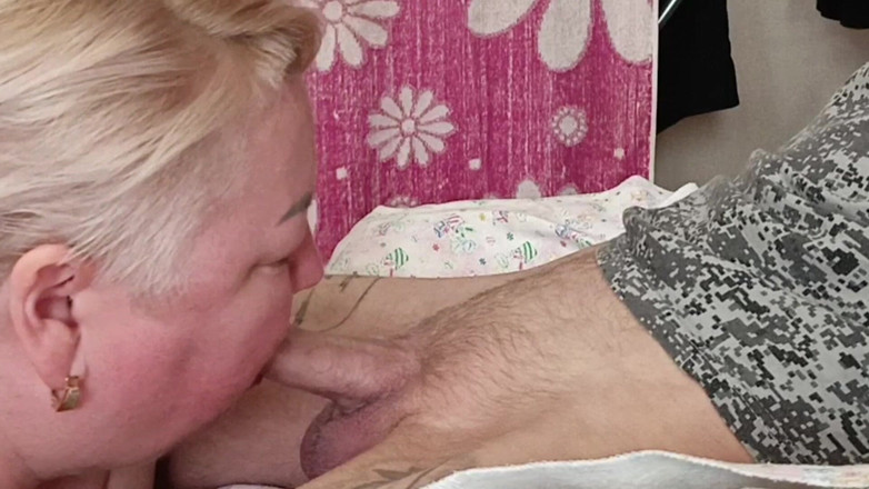 Zona901: Üvey annem derin sakso çekiyor ve sikimi sıvazlıyor