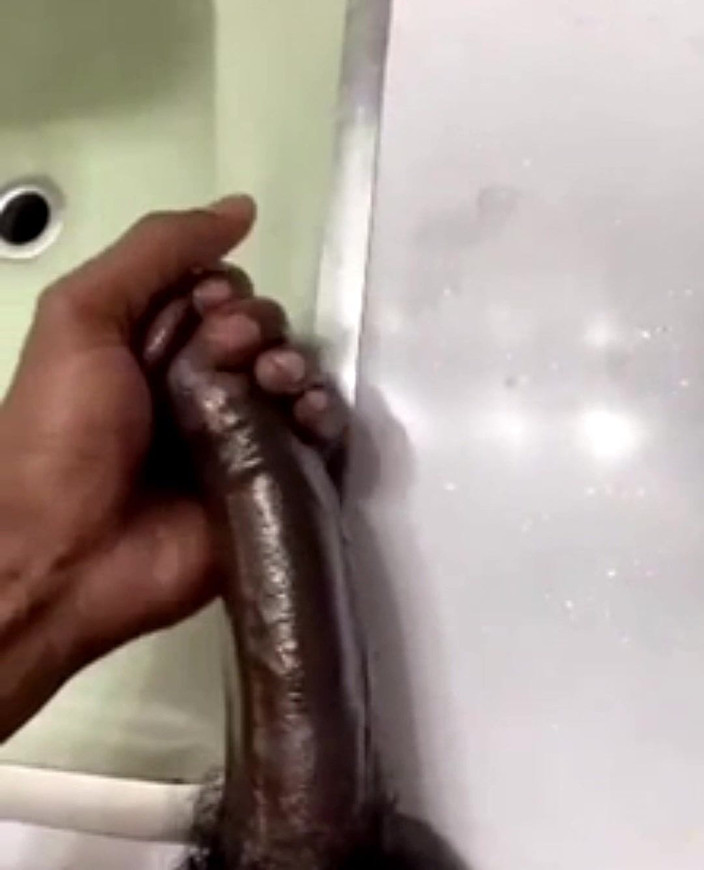 Big black cock BBCee: Baño solo acariciando correrse duro