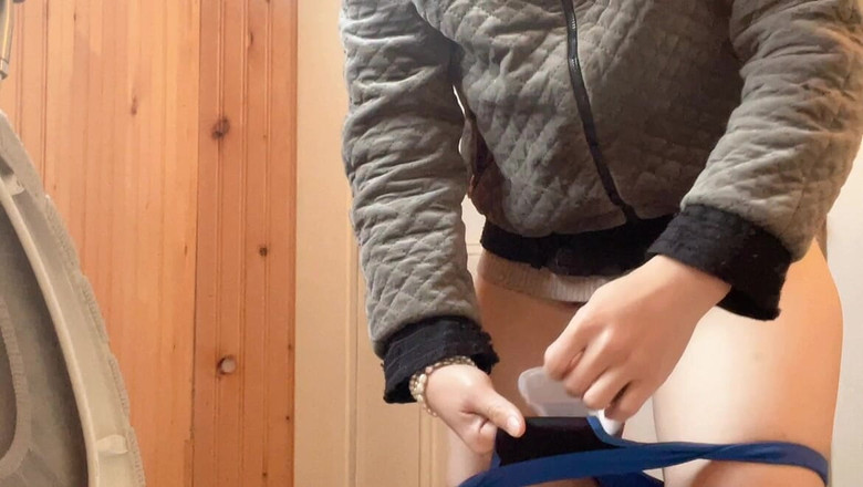 sweethanajapanese: Hana nosí oblečení a pak jde na záchod Chcací voda...