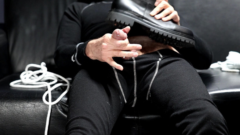 Boototternl: 爸爸在他的蘑菇头鸡巴上玩他的皮警靴