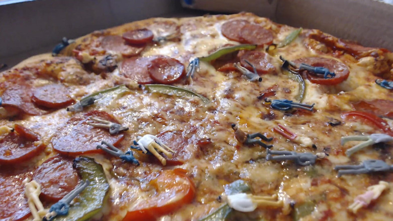 Ripley sweet studio: Хотвайф использует мужчин в качестве начинки пиццы + Отрыжка