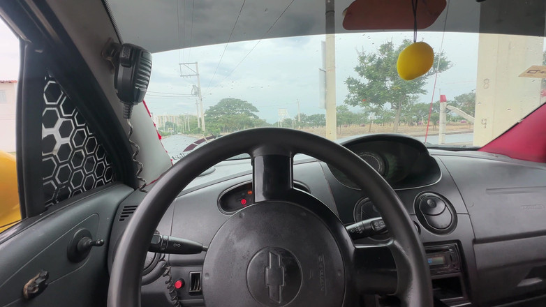 Duoafroditas: Gadis Latin melakukan hubungan seks panas dengan pemandu teksi, bukannya...