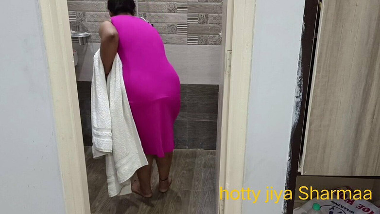 Hotty Jiya Sharmaa: Sonali, fille sexy et laiteuse, joue avec une bite