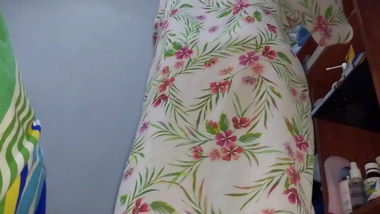 danielafoxxx: Špehuji zadek své nevlastní matky pod postelí, zatímco se převléká