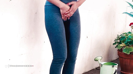 TinaJamesXXX: Zoufalé čůrání 1 – zavřená na balkóně