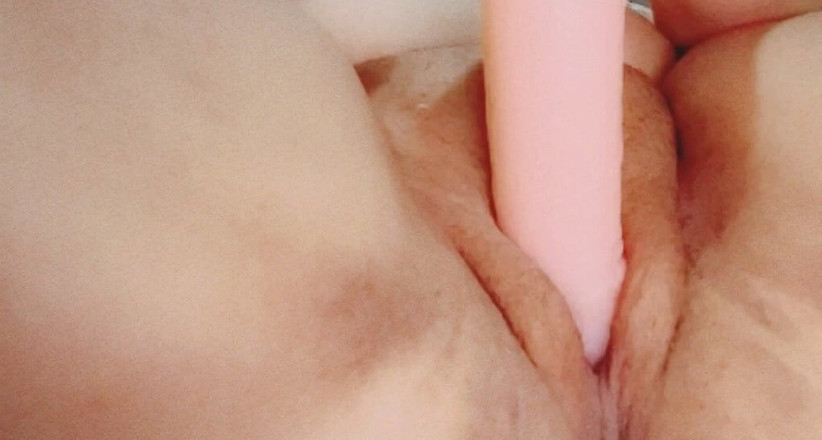 Averystar: Gadis remaja lagi asik mainin memek sempitnya pulang kuliah