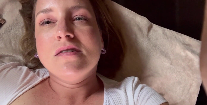 Avril Showers: Aquí hay una pareja fumando videos fetiche. Filmado en el...