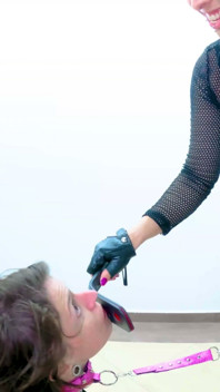 Esposa Dominatrix Se Acuesta Con Sumisa Que Destrozó El Sofá