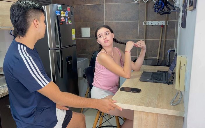 kathalina bronw: 恥ずかしがり屋の義理の妹がバーチャルクラスをやっている間、私は彼女とセックスします。彼女の引き締まったマンコに射精します。