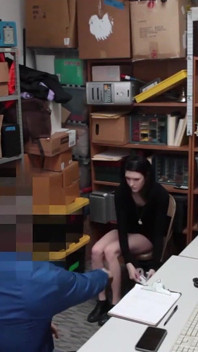 Tit pour Tat : Tu me laisses baiser ta chatte étroite, et je ne t’envoie pas en prison