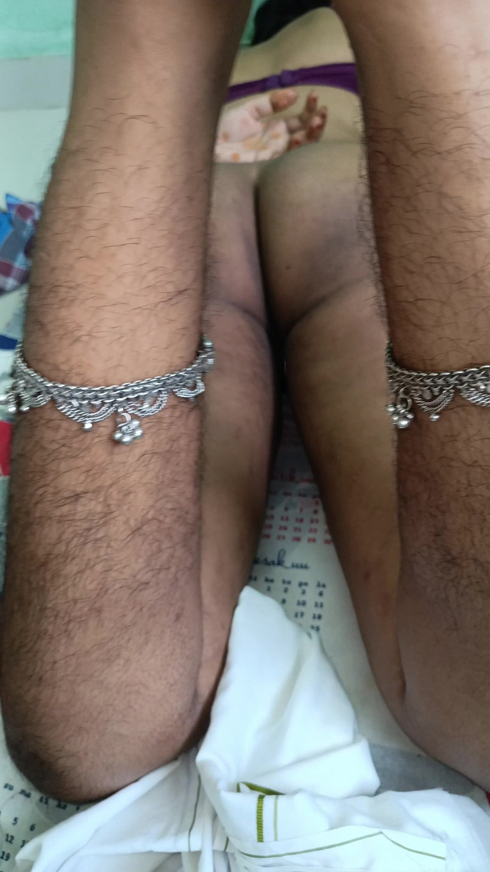 Pushpa studio: 동료와 침대에서 귀여운 보지를 보여주는 결혼한 아줌마