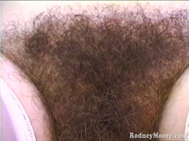 Horny Hairy Girls: 애널 벌리기