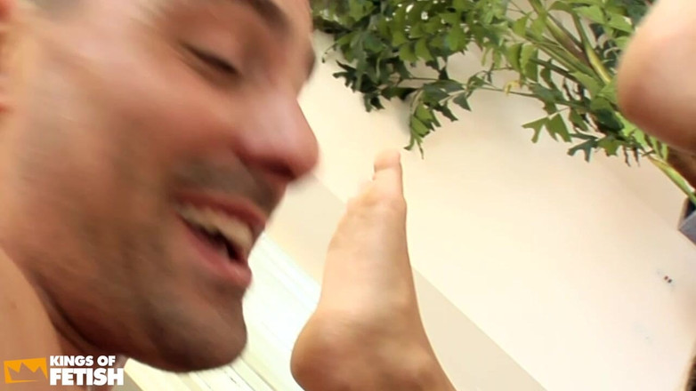 Fixed on Mature: Brunetka Teen stříká, zatímco dva muži jí dávají tvrdý dp