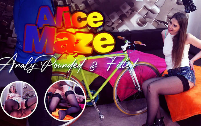 Mugur's world VR: 苗条的黑发alice maze被拳交并被抽插菊花