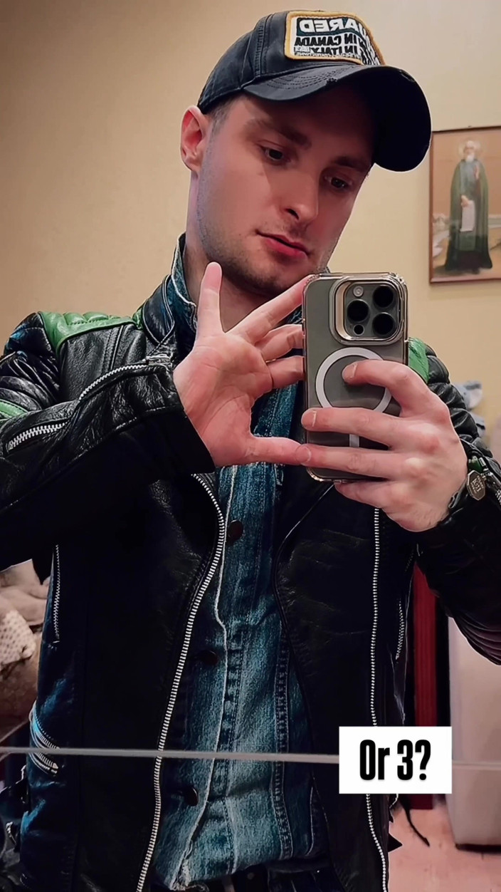 KinkySirius: Skinhead gay Kinkysirius mandi emas di toilet umum