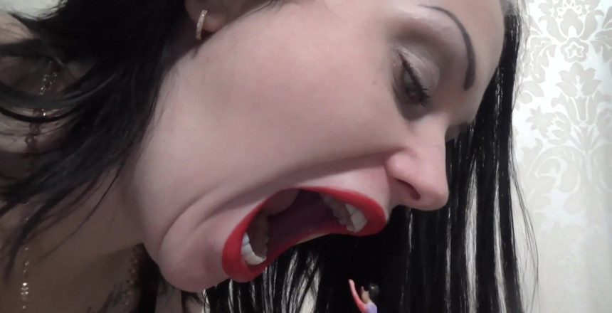 Goddess Misha Goldy: 내가 당신을 소비하기 전에 당신의 작은 몸을 가지고 노는