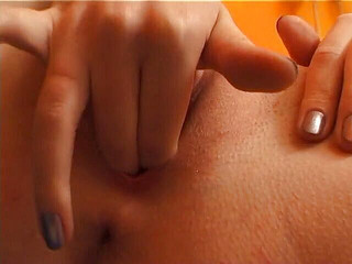 Lucky Wankerz: Blondes küken mit kleinen titten fingert und spielt mit ihrer...