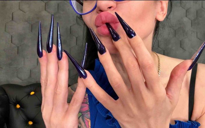 Julia domaina: Clicca per gif unghie lunghe blu scuro, tacchi a spillo...