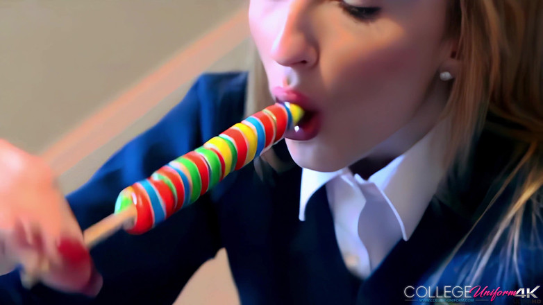 College Uniform: Жорсткий смоктання за участю Софії Сміт