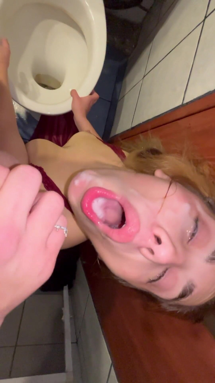 Raxxxbit: Toilet calling cumshot-i fucked her with the head in WC