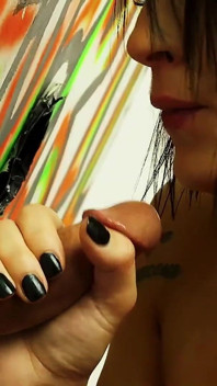 Farrah Fox suce et baise une bite anonyme au gloryhole