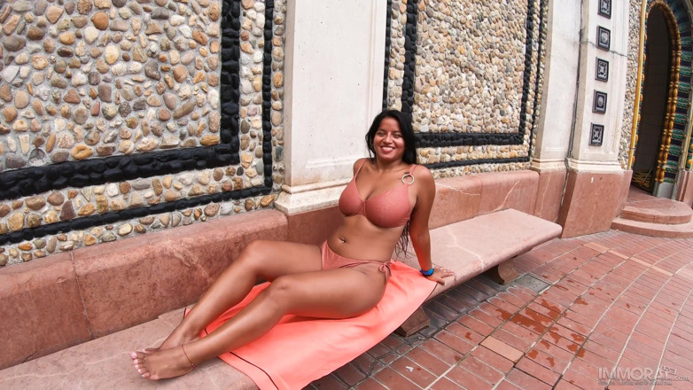 Immoral Live: Super vollbusige latina im rosa bikini bekommt tiefen creampie von...