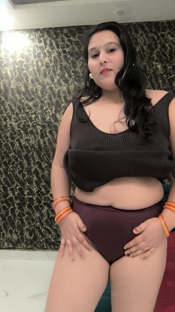 Puja555: Puja Bhabhi Si hraje s velkými prsy