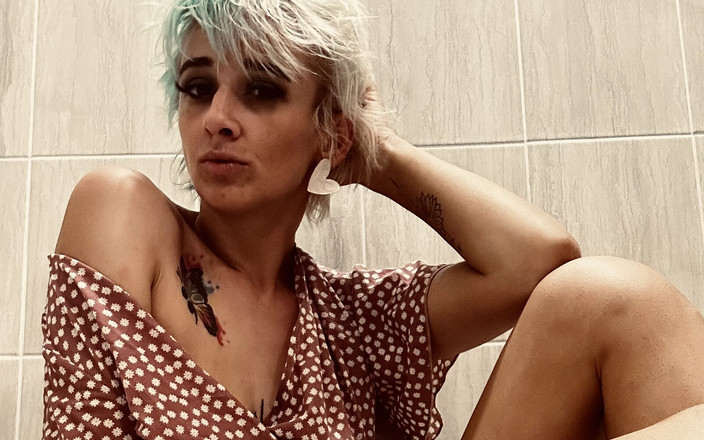 Amanda studio: Aku nggak bisa menahan tanganku untuk ngentot memekku sendirian