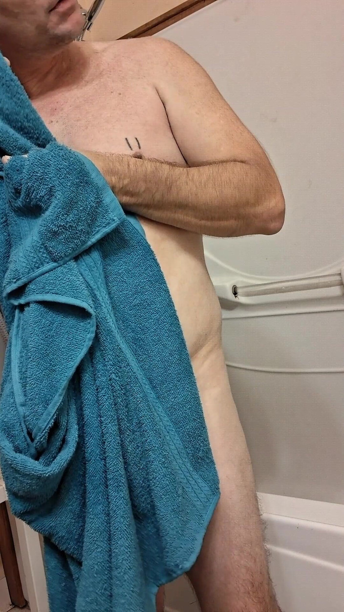 DubeSnackes: Dubesnackes, Arătând timpul, săpunind și frecându-i corpul sexy.