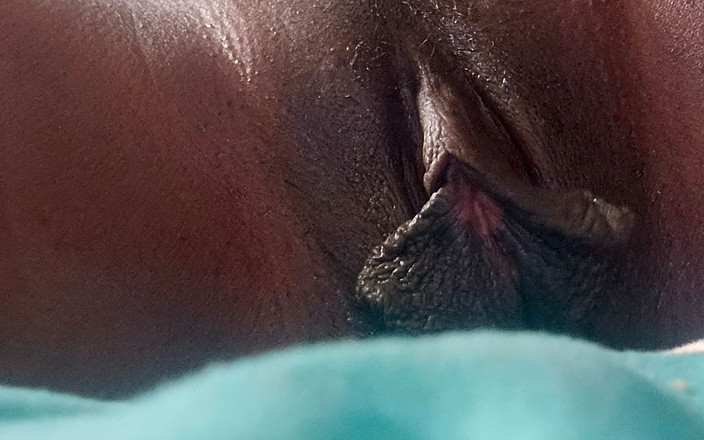 Briita: 침대에서 아침 오르가즘