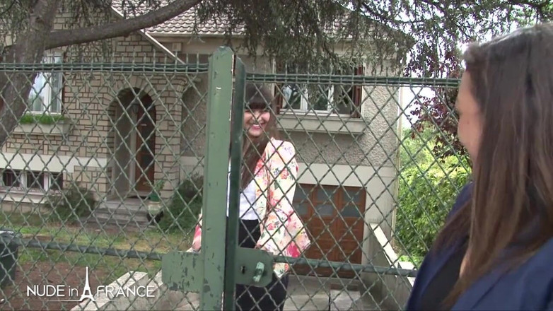 Nude in France: Una bella ragazza fa sesso anale per la prima volta...