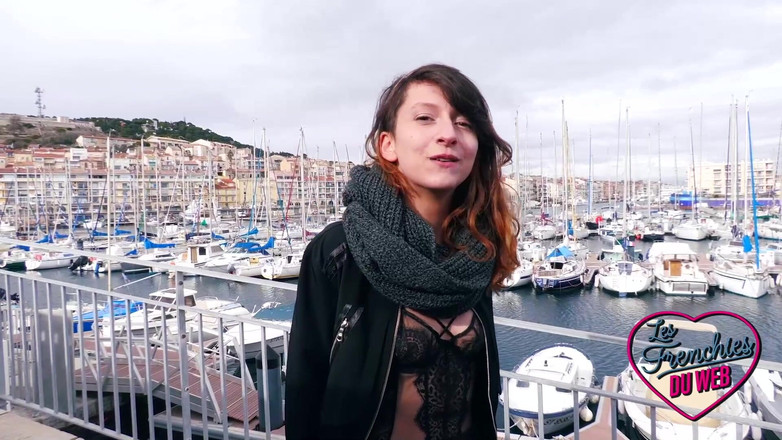 The Frenchies of the web: Melany，一个变态第一次提供她的屁股