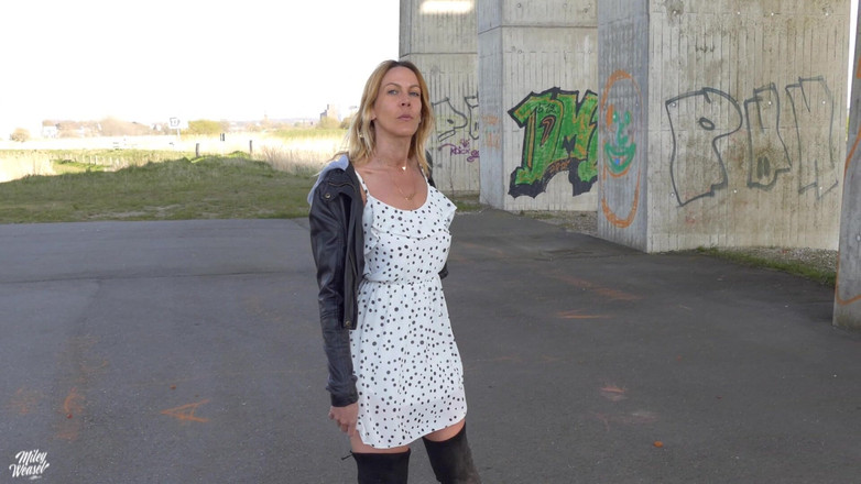 Miley Weasel: Блондинка отримує це публічно! Любовні яйця!