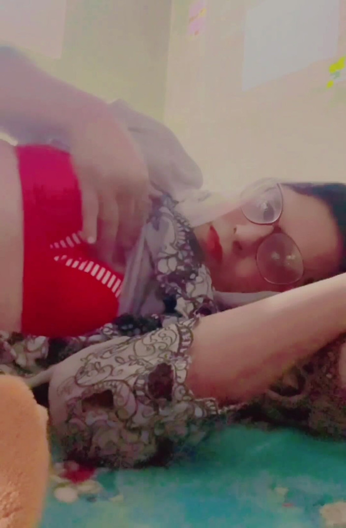 Apple00001: Menurutmu transgender itu nggak tambatan?