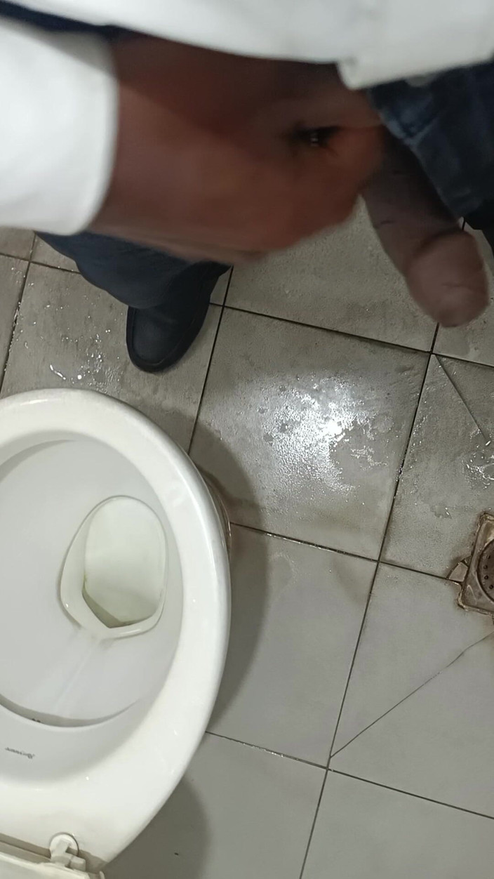 Shivatrichyboyrtamil: Joven tamil masturbándose en cuarto de baño con uniforme de...