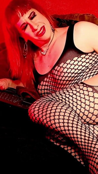 Winzige schwanz-sissy mit dickem arsch trainiert ihr loch mit einem schwarzen riesigen dildo