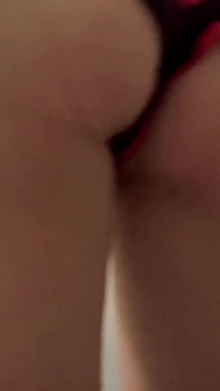La 18enne arrapata studentessa del college si masturba la sua stretta figa vergine