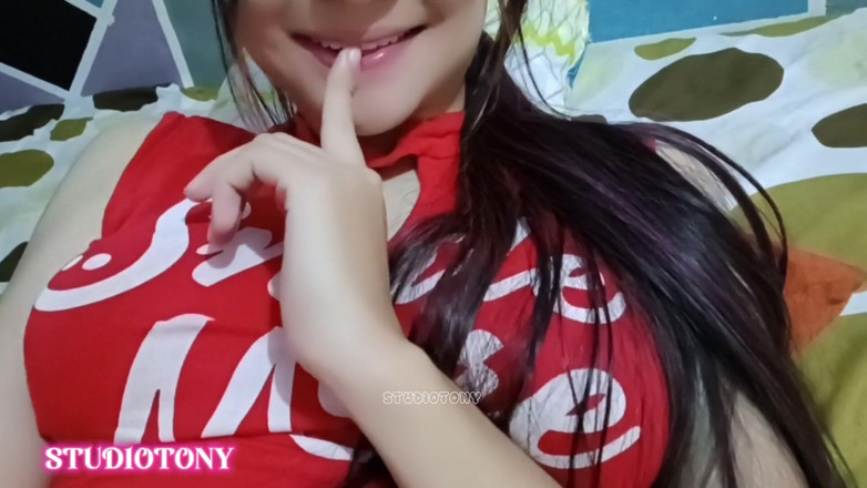 Yuli and tony: Bahsi kaybediyor ve görüntülü görüşmede bana büyük göğüslerini gösteriyor