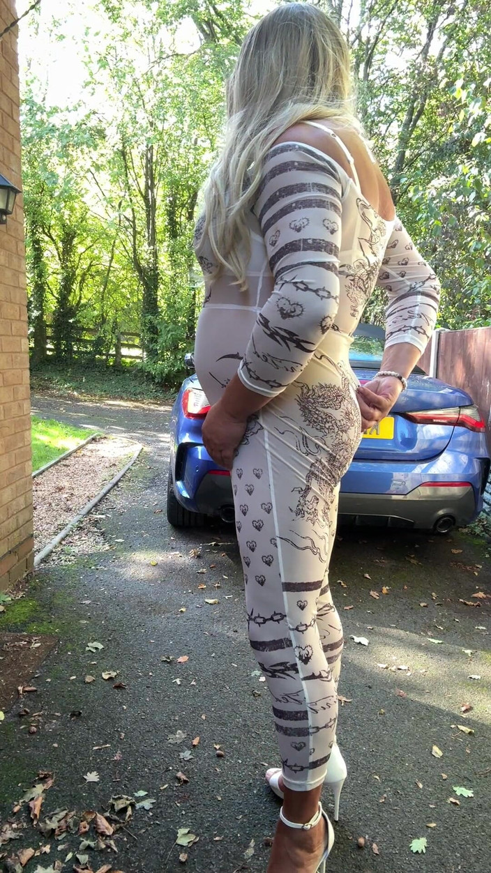 Kellycd2022: Sexig crossdresser Kellycd2022 i sexig vit jumpsuit och klackar