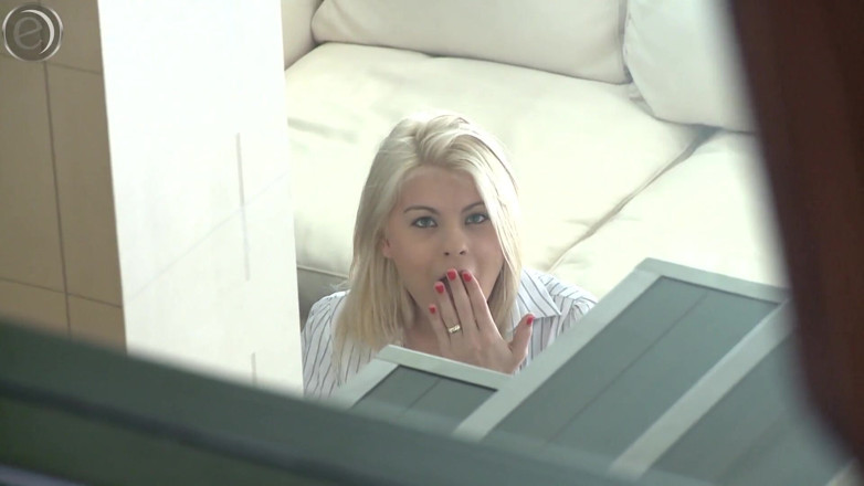 Erotic Planet X: Lollitta Angel, uma milf armada com peitos grossos, chupa o...