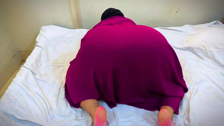 Your Boy's Cum: 통통한 큰 엉덩이 구멍에 장난감을 삽입하는 아라비아 히잡 소녀, 즐거움