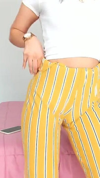 Schattige magere Colombiaanse met een engelachtig gezicht, ze trekt haar kleren uit en toont haar prachtige geschoren poesje dicht bij de camera