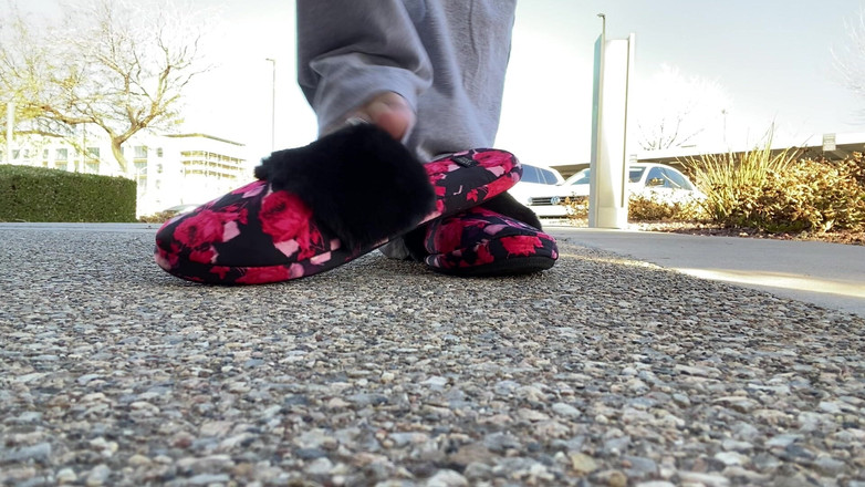 Tan feets: Tanfeets на улице, публичное соблазняет тапочками натуральными ногтями