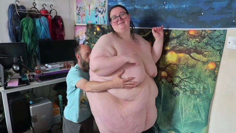 SSBBW Hunter: Stripping and Caressing SSBBW