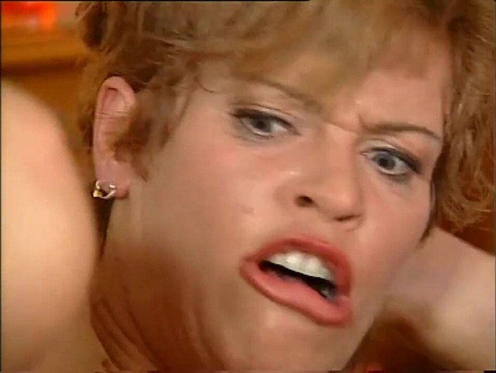 Vintage megastore: La calda MILF viene sbattuta in profondità nel culo!