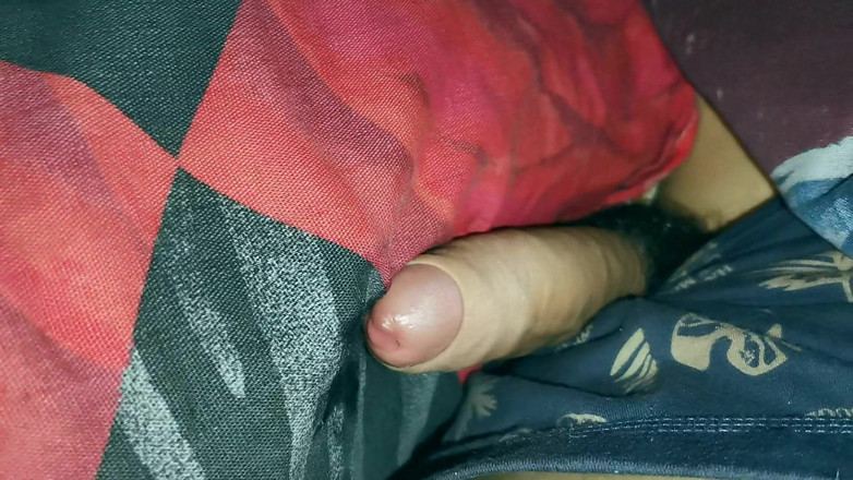 SEXY_GUYBEST: Um grande pau suculento flui e esfrega contra o travesseiro...